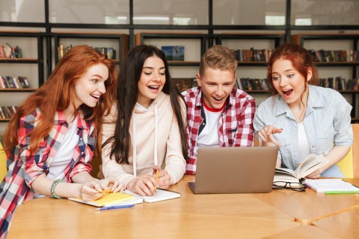 Die Absolventen finden eine Beschäftigung im Wirtschaftssektor Absolvent studia najde uplatnění v obchodním odvětví